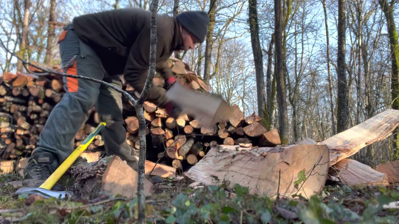 Fendre cette énorme masse de bois.