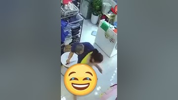 Cướp tiền của chủ tiệm quần áo, không quên cướp luôn quần cô chủ đang mặc 🤣 #shorts