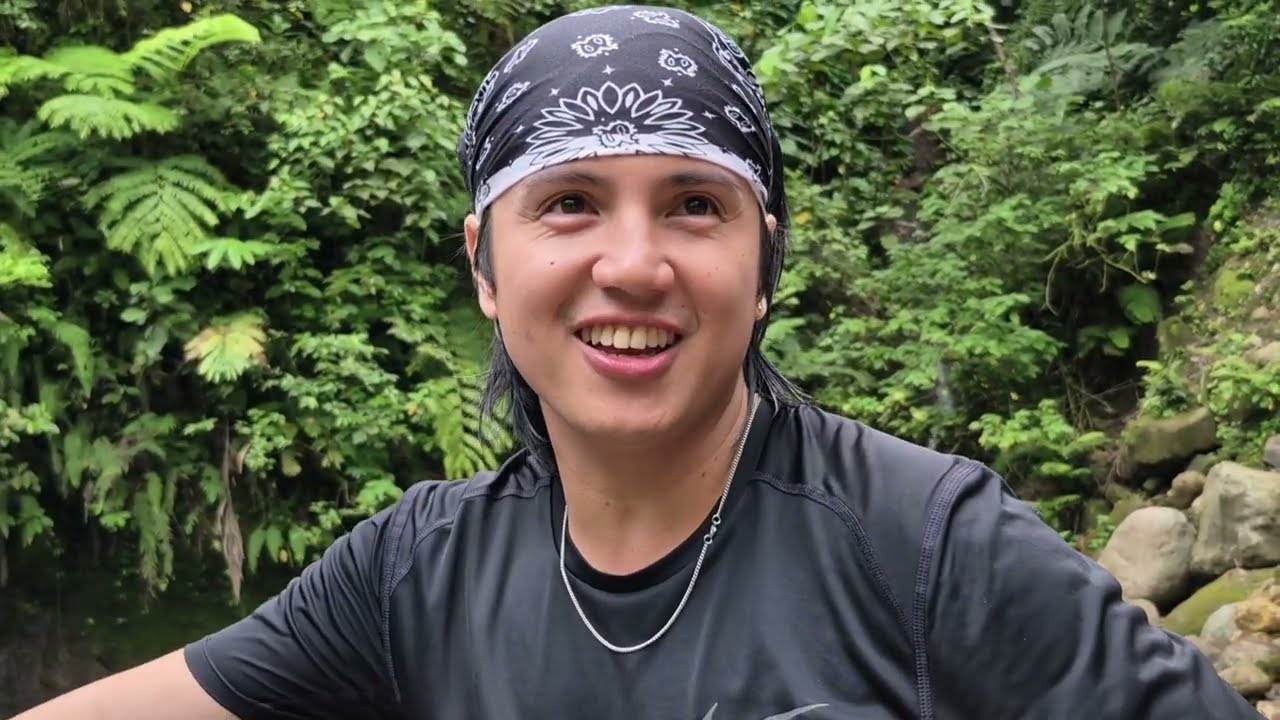 MIKOY MAY PINAGHAHANDAAN PARA KAY CRISTA 