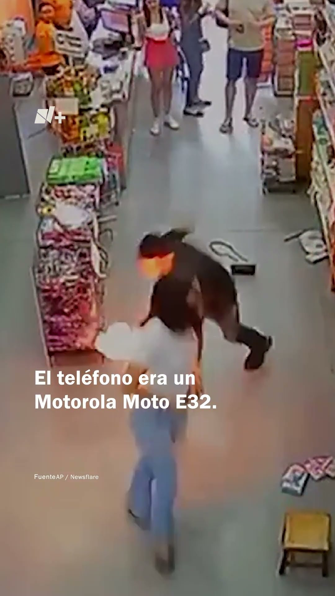 Cámara de seguridad capta momento en que celular explota en bolsa de pantalón de usuaria