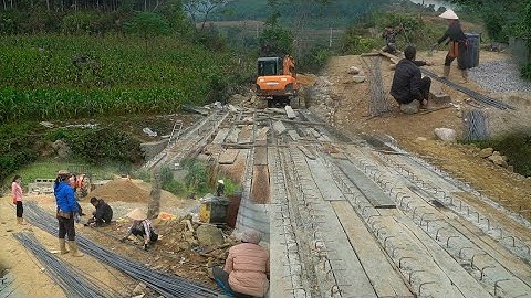 Cầu Khe Trang (T134) Bà con thạo việc uốn cắt sắt dàn mặt Cầu, trai gái rộn rã Tiếng cười
