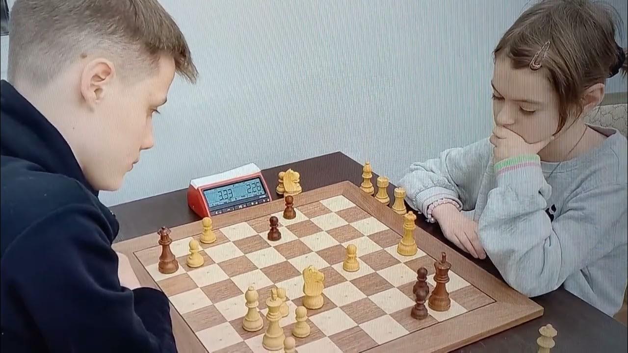 Uma MULHER jogando o CAMPEONATO RUSSO de xadrez