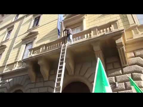 Italian patriots take down EU flag in protest