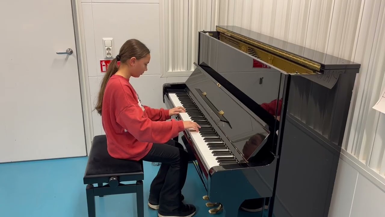 Alice Edlund spelar J.S. Bach Menuett G dur