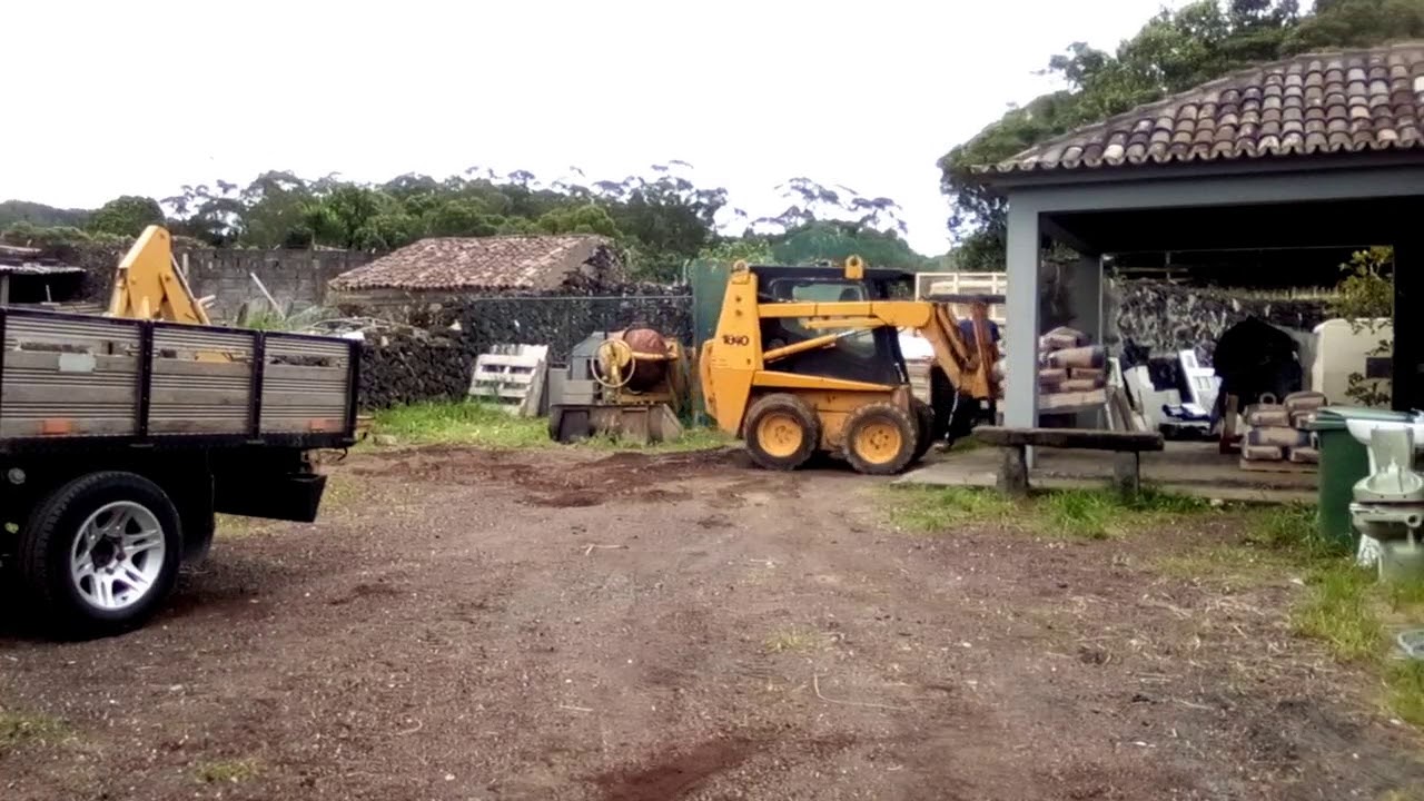 Confira a case 1840 não levantou 65 sacos de cimentDescarga de cemento / unload cemente at warehouse