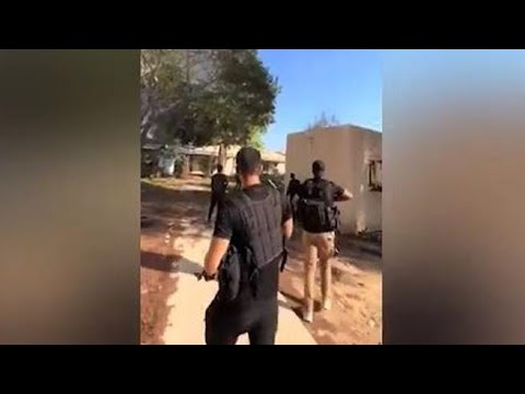 Gli uomini di Hamas casa per casa: così cercano gli israeliani