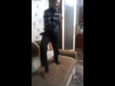 мальчик на кровати прыгает
