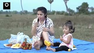 MAMA INI LAGI BERSANTAI DUDUK DIPADANG RUMPUT DENGAN ANAKNYA TAK SADAR CDnya KELIHATAN