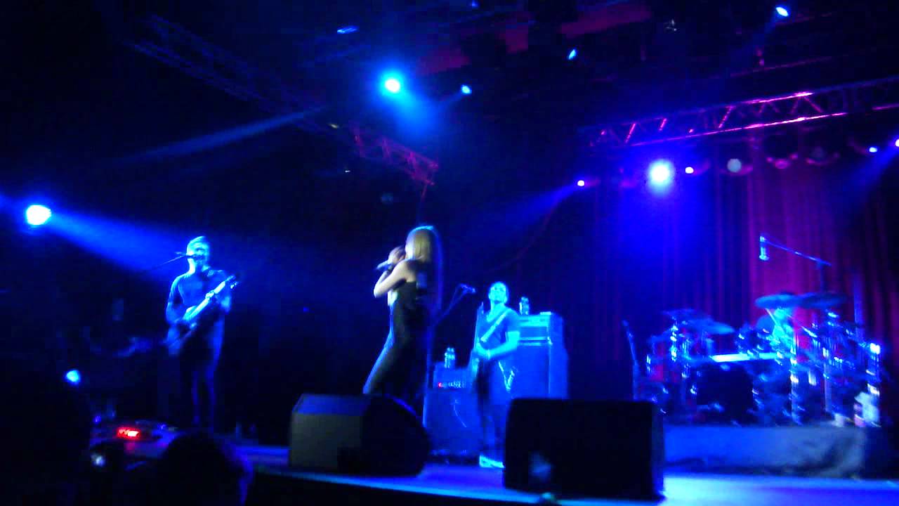 Avril Lavigne-Moscow 2011-Black star(opening)