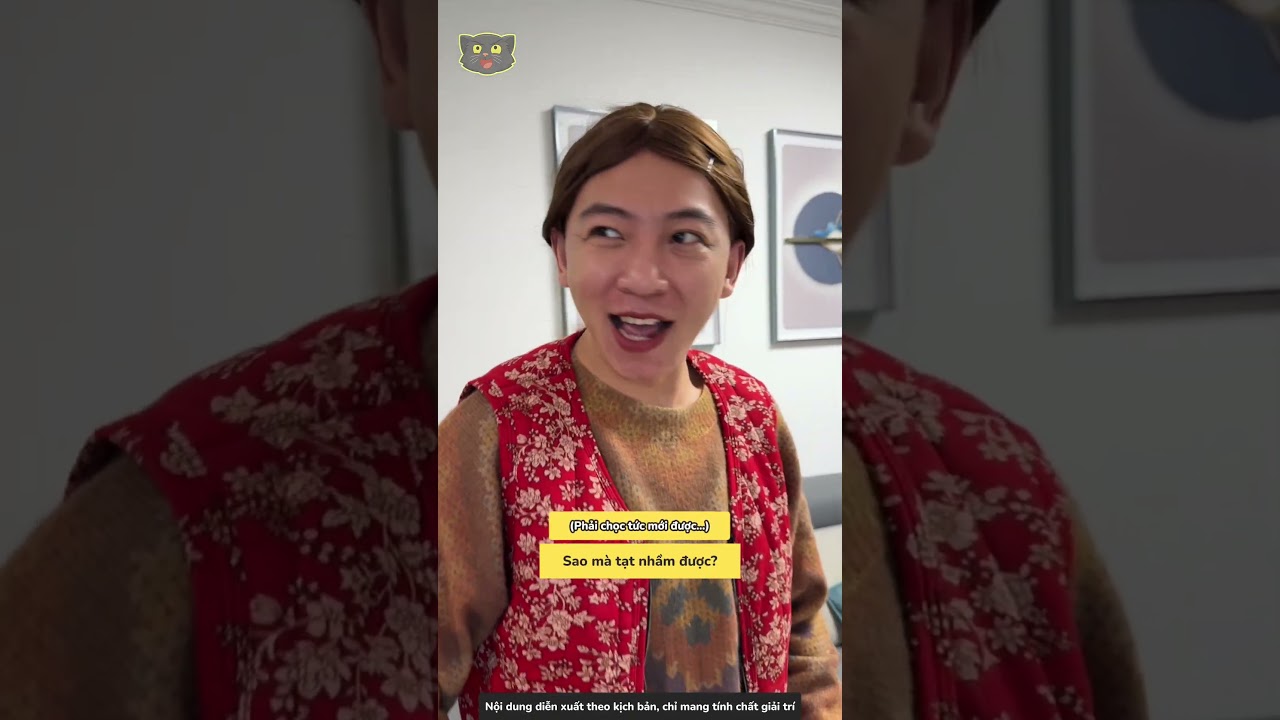 Vừa về tới nhà thì thấy cửa đầy sơn