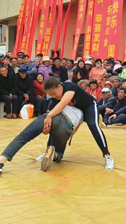 Mixed wrestling in Caiyun Town, Xiao Wang from Shuai Zong wins Wrestling Field Master