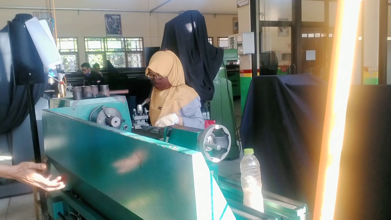 Bekerja Dengan Mesin Bubut (Memasang Benda Kerja) Teknik Pemesinan SMK ...