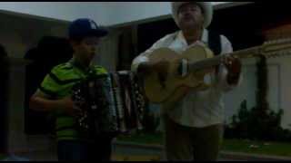 Video thumbnail of "Cornelio Vega y Cornelio Vega Jr. - Me Estoy Acostumbrando"
