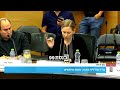 השילוב מביא למתח מיני בלתי נמנע בין הבנים לבנות