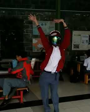 NGAKAK! VIRAL! HELM CHALLENGE : Haters Tai Kambing 'Goyangnya Mantul'