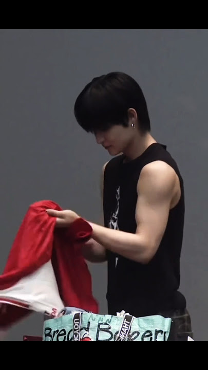 Jihoon is getting muscular and muscular! #JIHOON #TREASURE #트레저 #kpop #shorts #fyp #viral