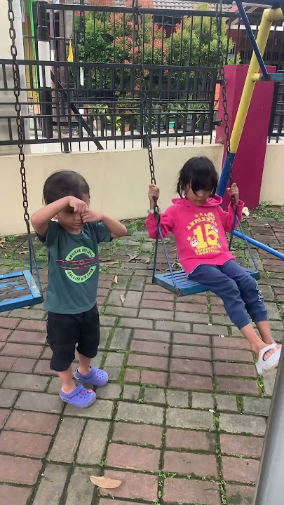 Gak boleh pinjem ayunan #lucu #sitihodijahtv #komedingakak #funny