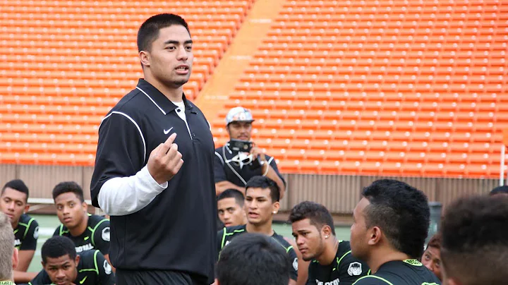 MANTI TE'O Delivers Powerful Message at Hawaii Com...