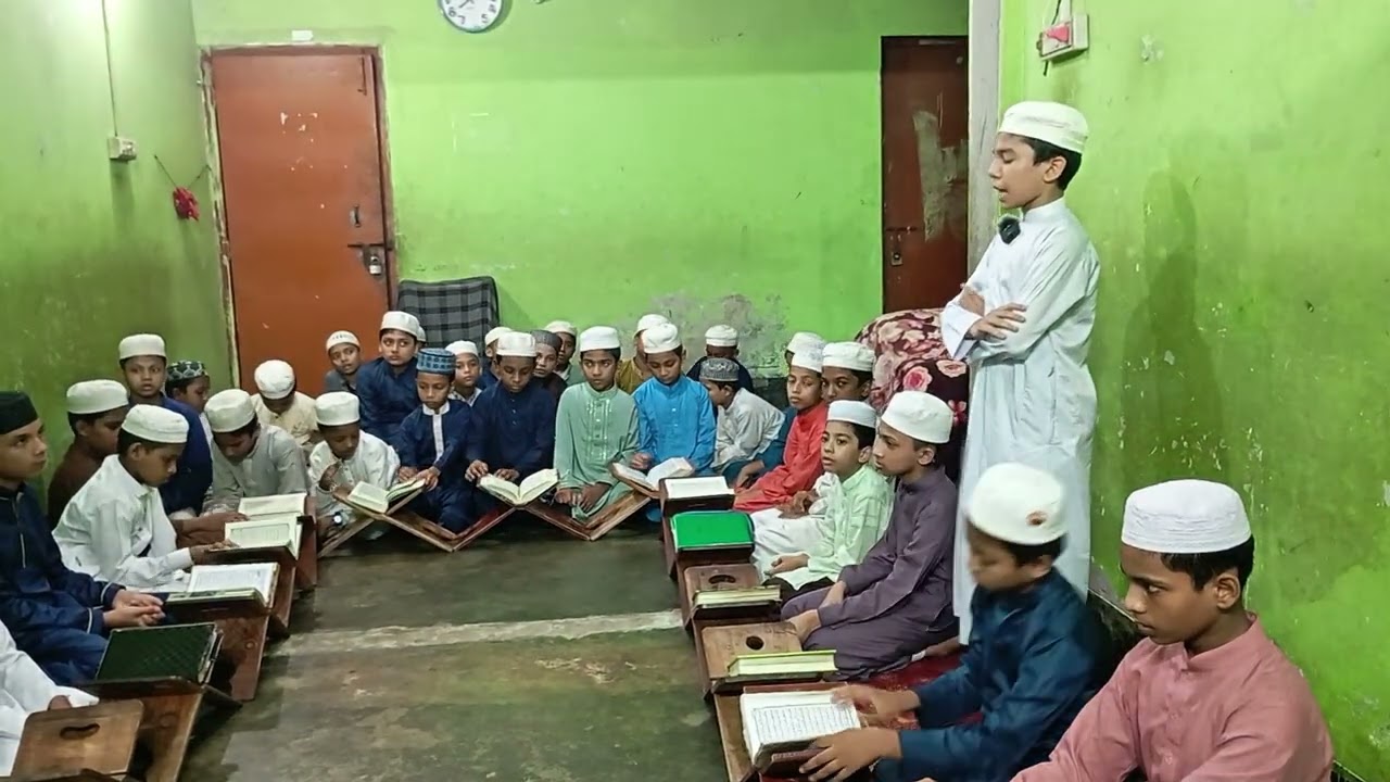 আল-মদিনা ইন্টারন্যাশনাল মাদ্রাসার হিফজ বিভাগের এক অংশ ছাত্র নিয়ে দুই ভাগে বিভক্ত হয়ে এই প্রতিযোগিতা 