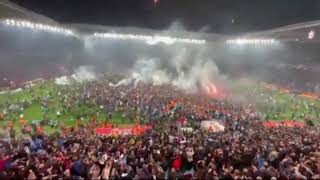 جماهير طرابزون سبور تقتحم الملعب بعد صافرة النهاية وتحتفل مع لاعبي الفريق بالتتويج بالدوري التركي
