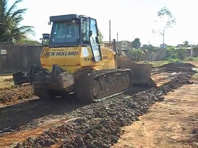 Trator de esteira limpando rua