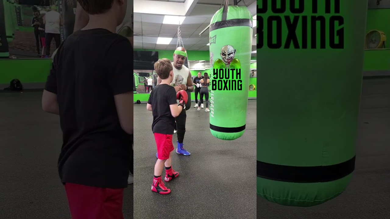 Coach Dave working with our Youth Boxers 