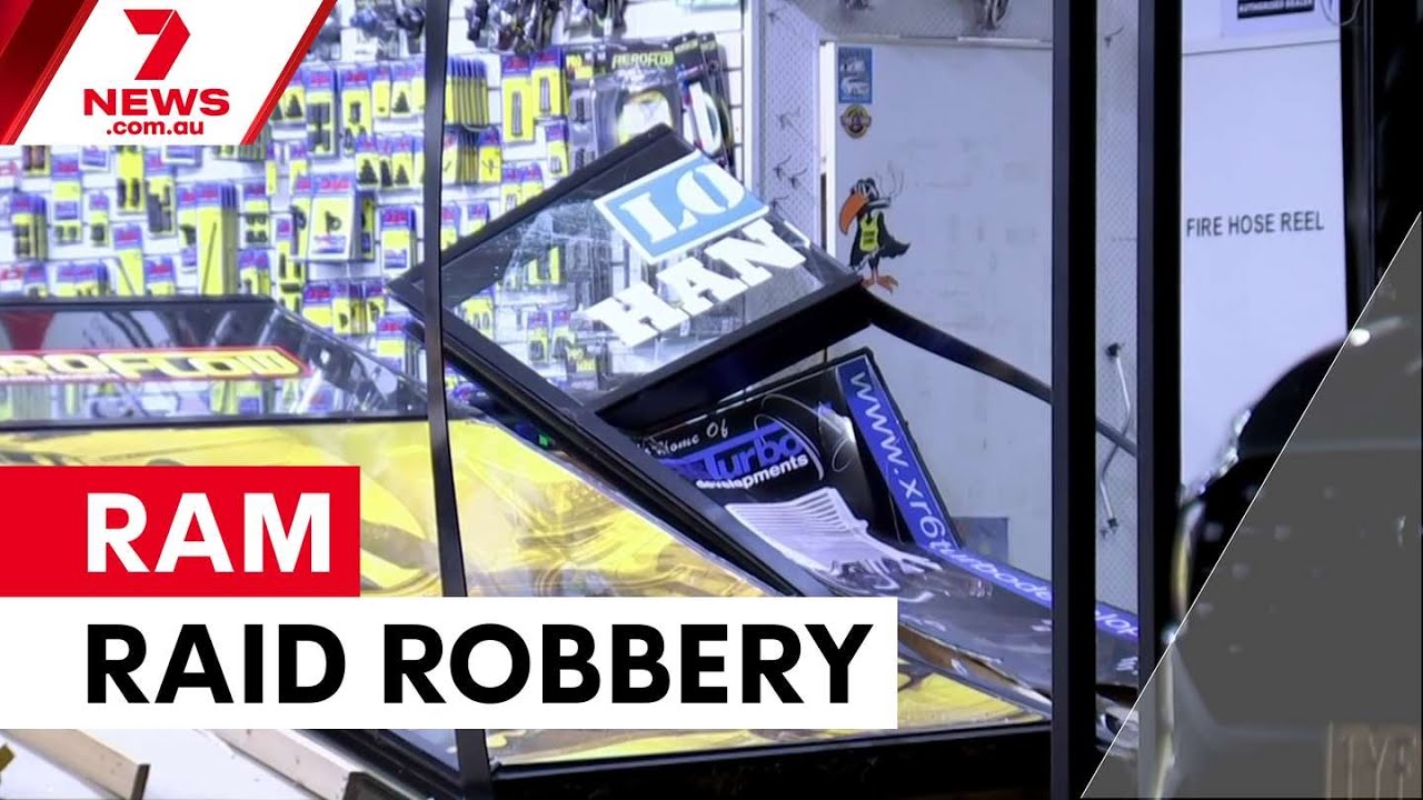 Ram raid thieves target Melbourne auto parts shop | 7NEWS - YouTube