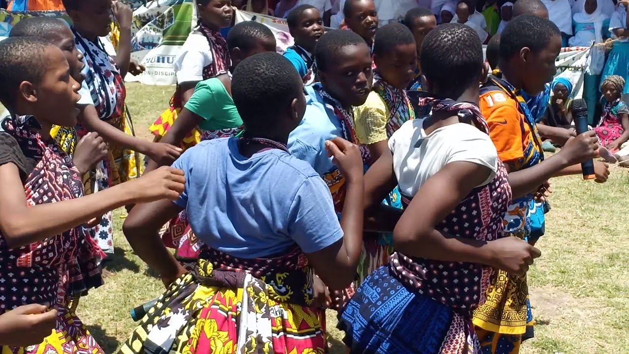 Wasichana wa shule ya msingi ya Kinondo