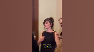 الأكثر جدلًا:‏تصرف فتاة مع الفنانة فيروز في عزاء ابنها زياد 😰!