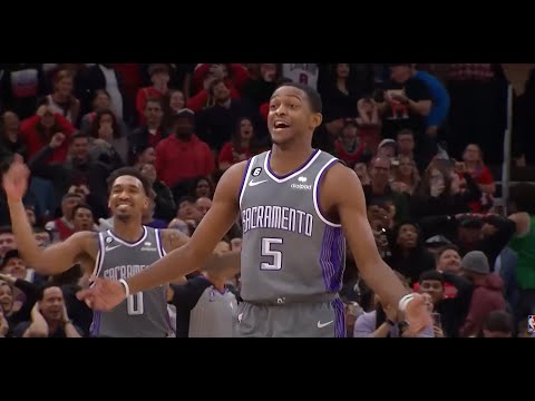De'Aaron Fox hits
