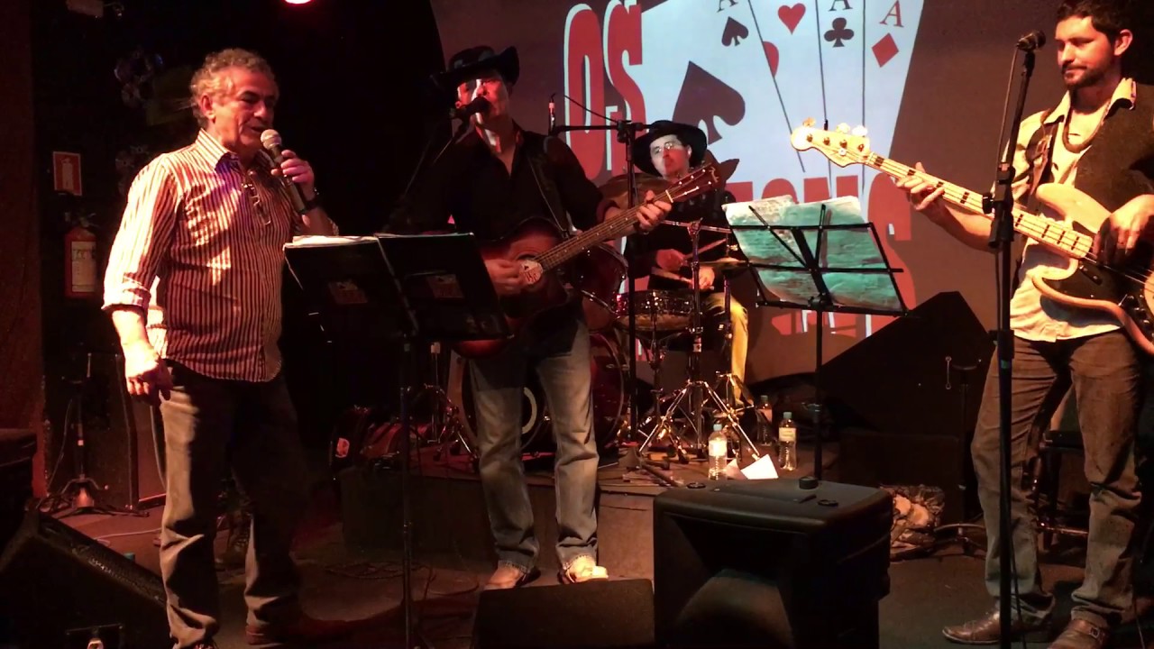 Father Dalton cantando e Walter Dalton na bateria com Os Daltons