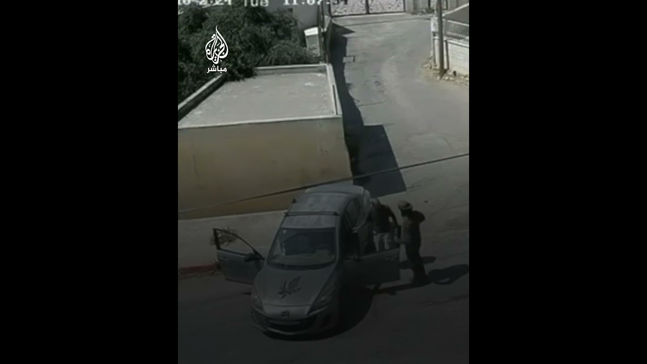 جندي إسرائيلي ومستوطنان يسرقون سيارة مواطن فلسطيني في رام الله
