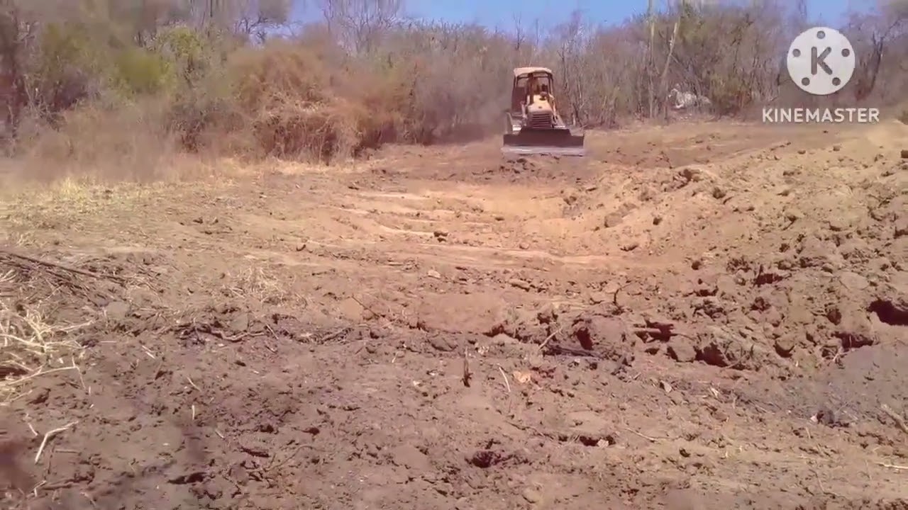 Trator de esteira D4E CATERPILLAR fazendo açude pequeno para o gado