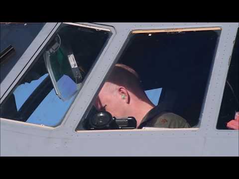 美国空军女性飞行员驾驶C 130大力神中型战术运输机起飞
