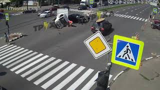 ДТП жесткое столкновение автомобилей на перекрёстке в Харькове!