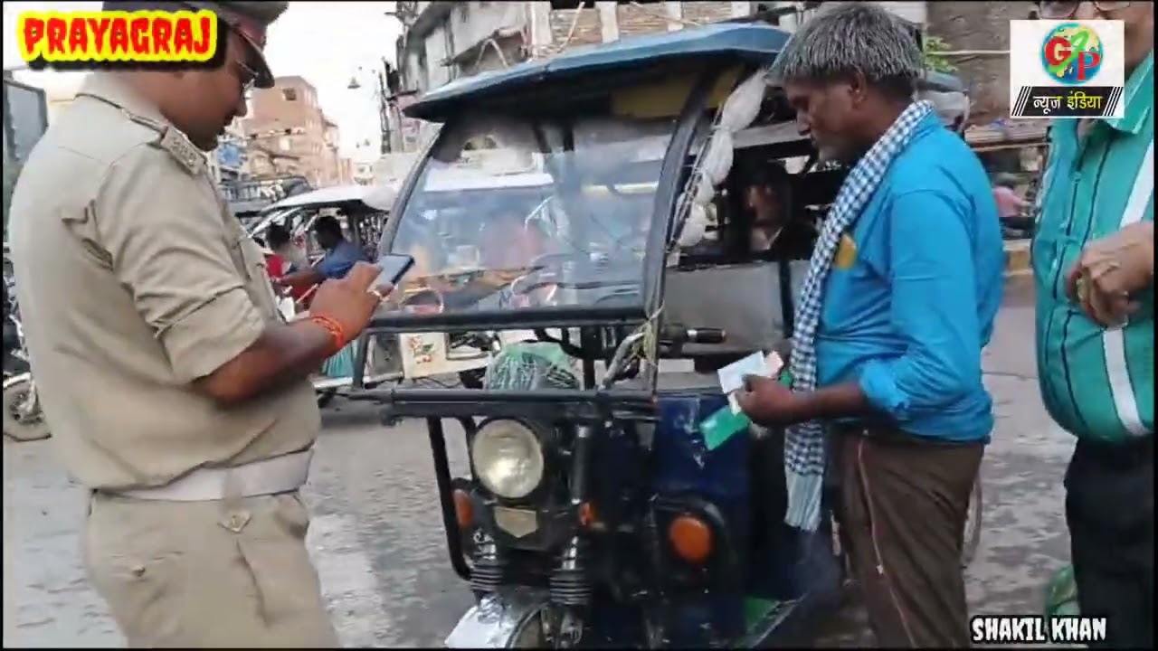 प्रयागराज जंक्शन के कर समीप बिना नंबर प्लेट के ई रिक्शा की जांच करते हुए ट्रैफिक पुलिस के अधिकारी