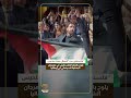 فلسطين حره الممثل معتز ملحيس يلوح بالعلم الفلسطيني في مهرجان البندقية السينمائي في إيطاليا