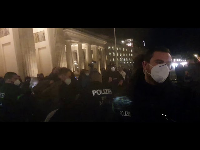 Berliner Polizei nimmt am Demo ein friedlichen Mann fest wegen Attest