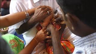 インドの残虐 泣き叫ぶ赤ちゃんに針をブスり それを見て笑う大人たち 本当は赤ちゃんのお祝い 通過儀礼のようです Youtube