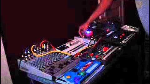 XR0595 - Live circuit bent techno electro 8bit