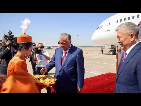 Эмомали Рахмон прибыл в Кыргызстан