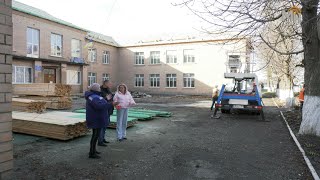 У міському ліцеї №4 тривають роботи з перекриття та утеплення даху (ВІДЕО)