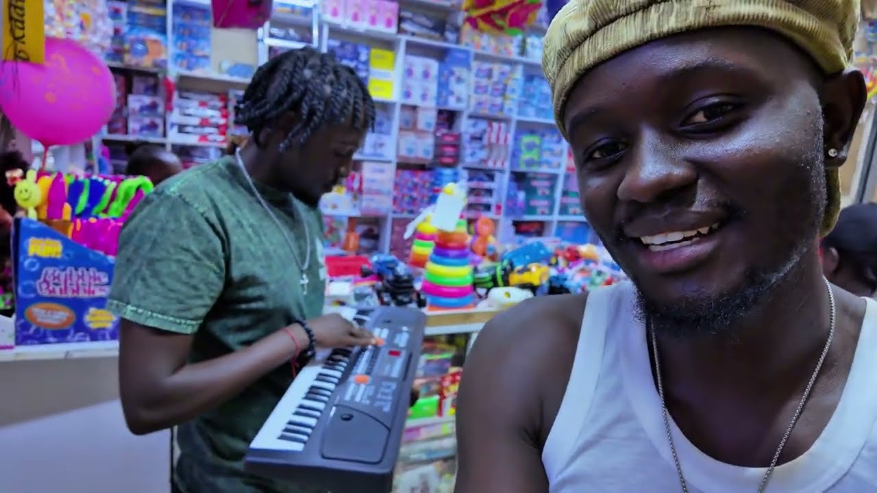 Рождественские игрушки для детей в трущобах Кибера 😊 с @Leniweise