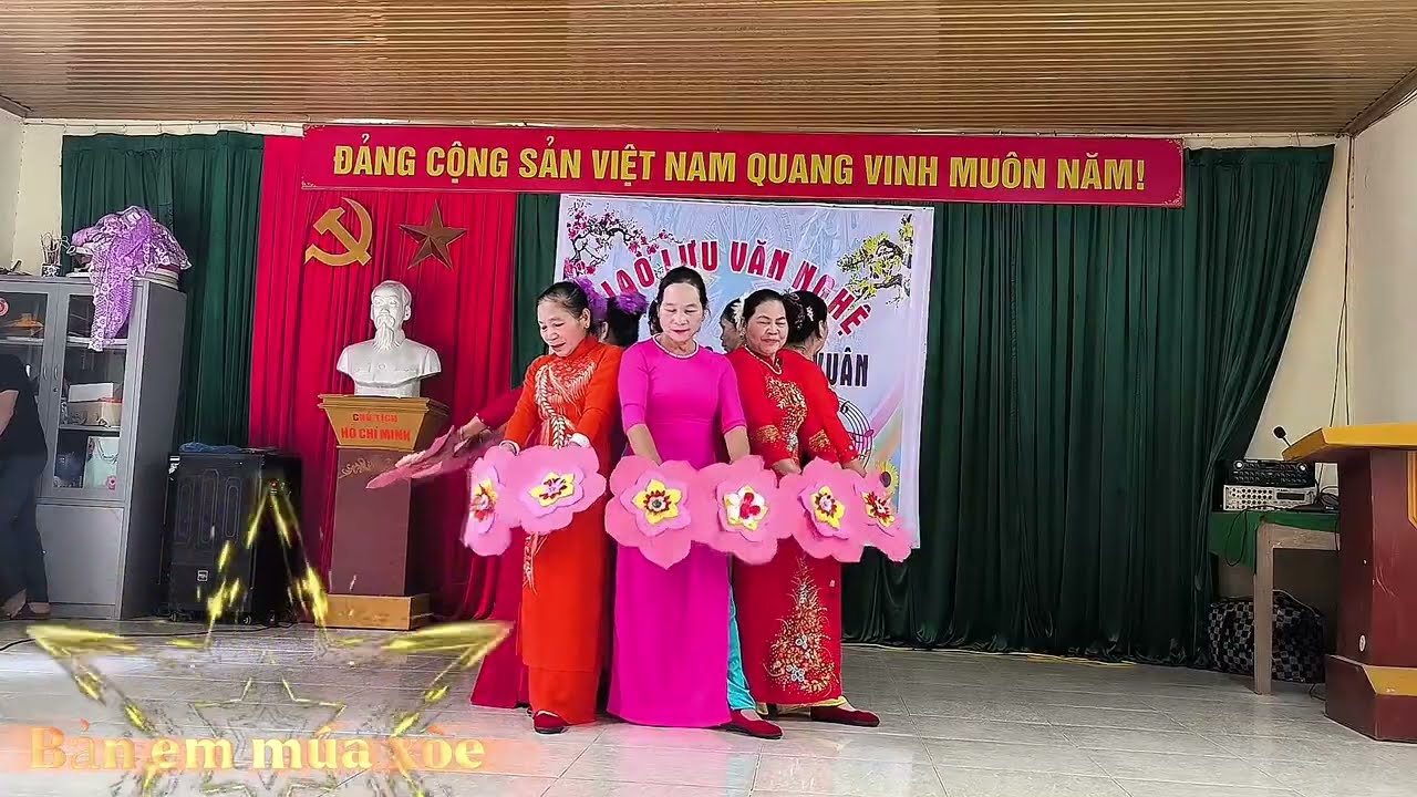 Bản Nà Mạc múa quạt góp vui giao lưu văn nghệ chào xuân 2026.