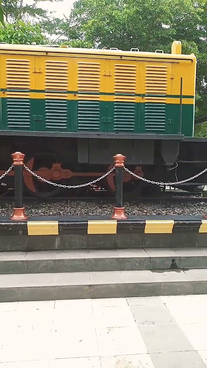 video story jalan-jalan di stasiun kereta Tegal pada hari Minggu