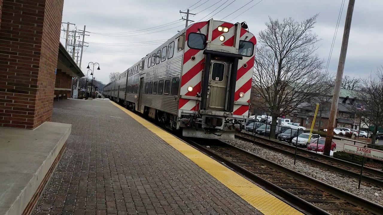 Inbound train to Chicago entering the Bartlett Station (Bartlett, IL