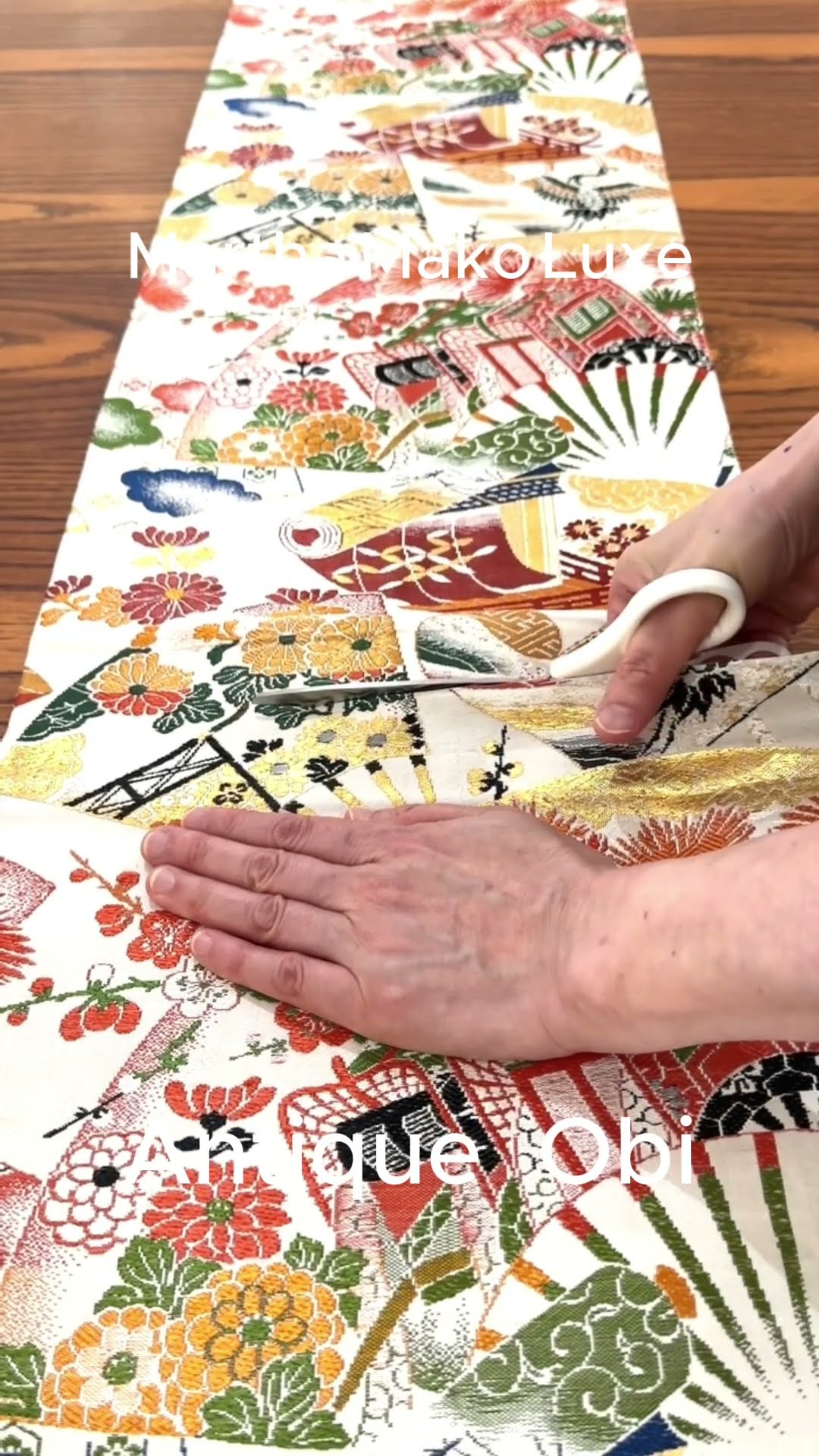 table runner「百花繚乱」　帯リメイク　正絹 正絹帯をザクッ✂️ 100年前のアンティーク丸帯｜和モダン