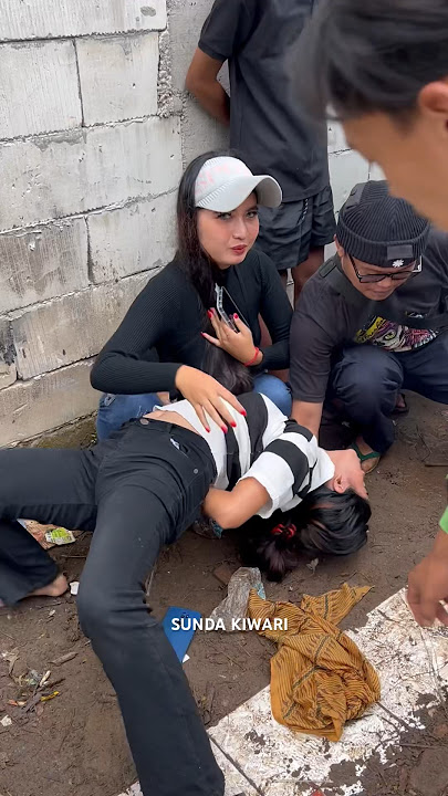 Detik-detik cewek cantik kesurupan ndadi