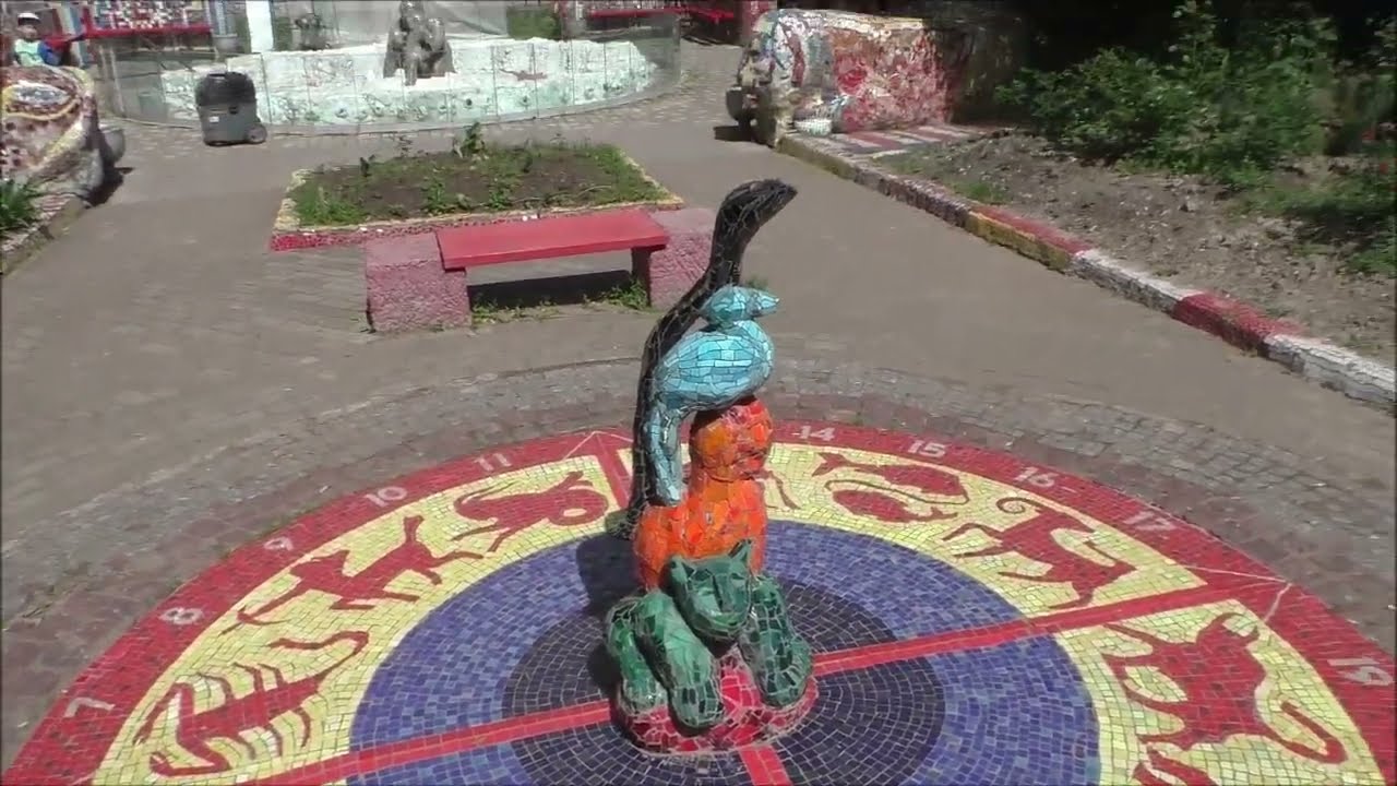 Мозаичный дворик  Владимира  Лубенко.  Фонтанка.  Петербург.  15. 06. 24.