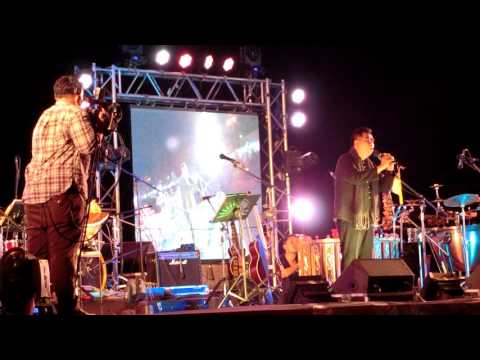 บรรเลงเพลงเดือนเพ็ญ โดยธนิสร์ ศรีกลิ่นดี